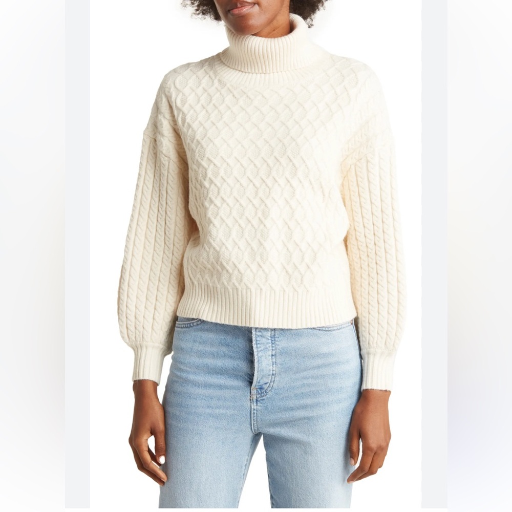 Tahari cropped cream sweater size XS